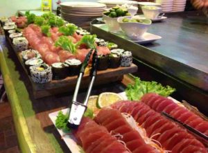 右:日本食レストラン食べ放題
